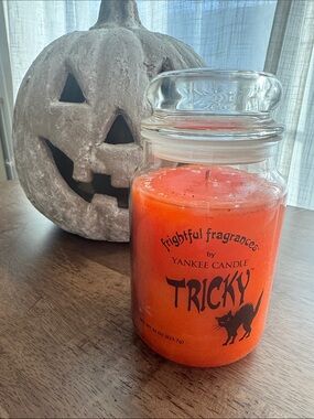 Yankee Candle Retired Halloween "TRICKY"~ Candy Corn ~ Large 22 oz. ~ RARE ~ NEW